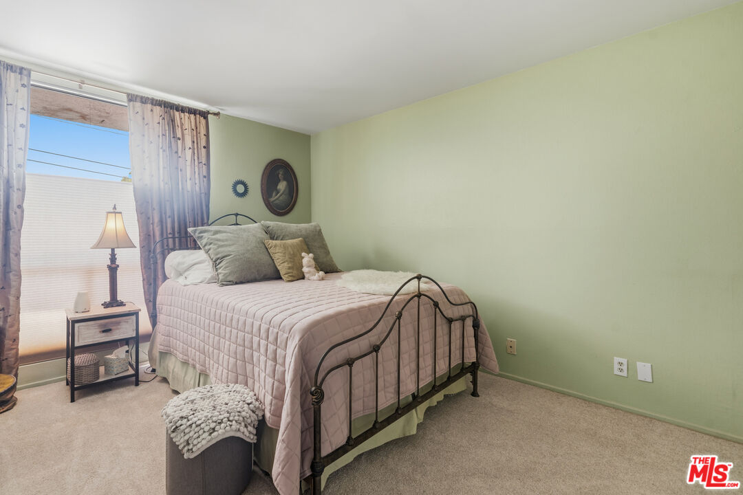 906 N Doheny Dr Unit: 221