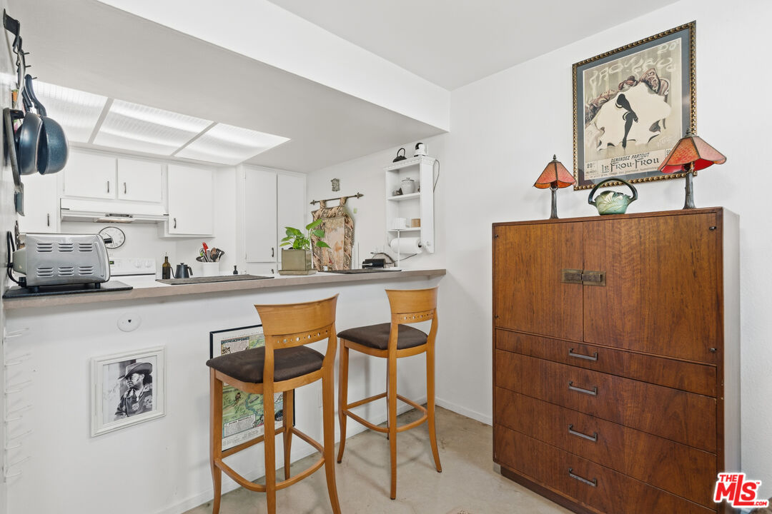 906 N Doheny Dr Unit: 221