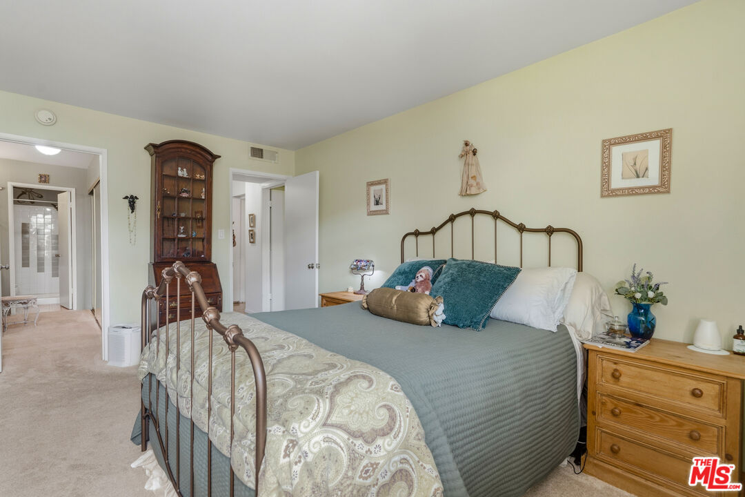 906 N Doheny Dr Unit: 221