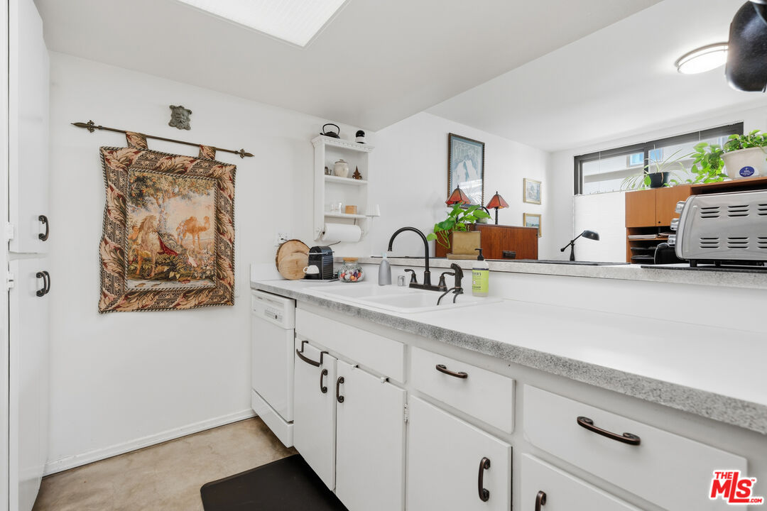 906 N Doheny Dr Unit: 221