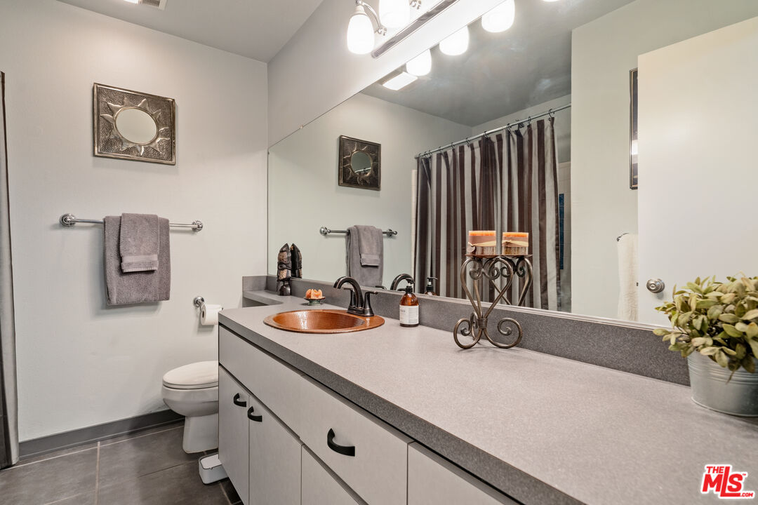 906 N Doheny Dr Unit: 221