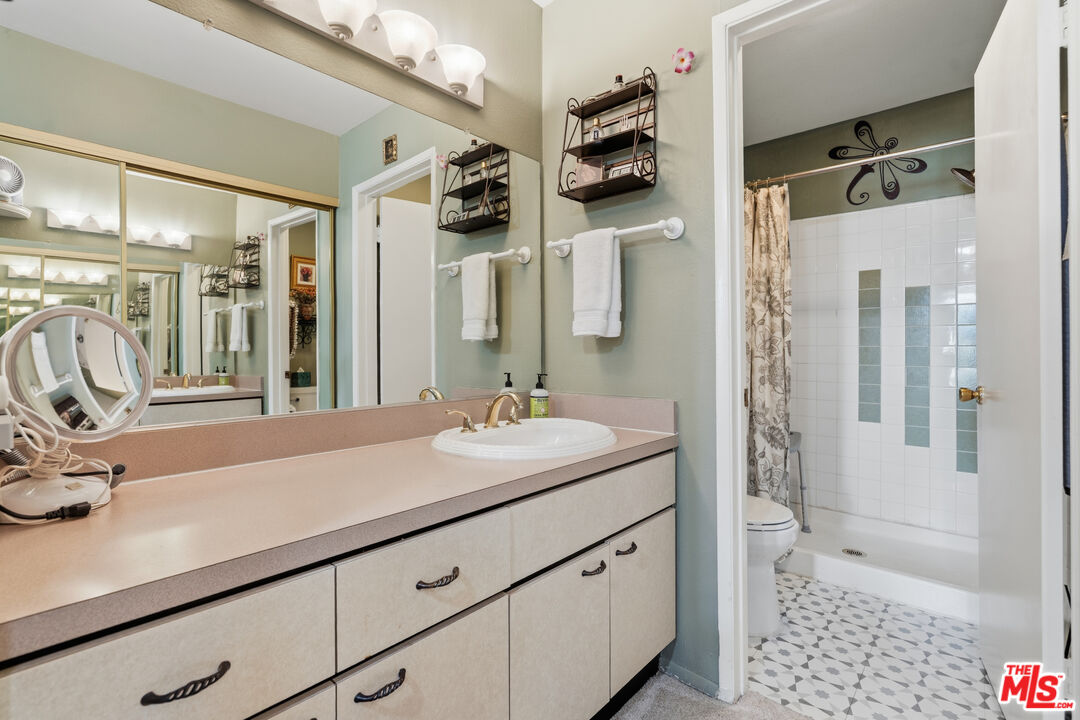 906 N Doheny Dr Unit: 221