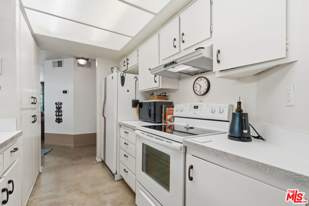 906 N Doheny Dr Unit: 221