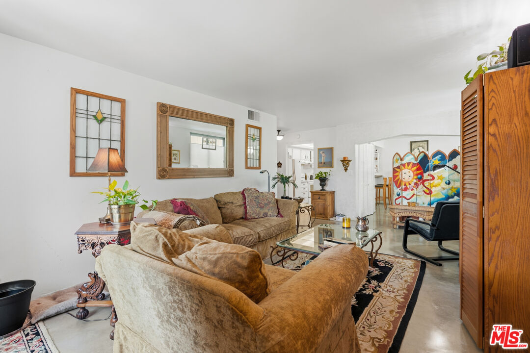 906 N Doheny Dr Unit: 221