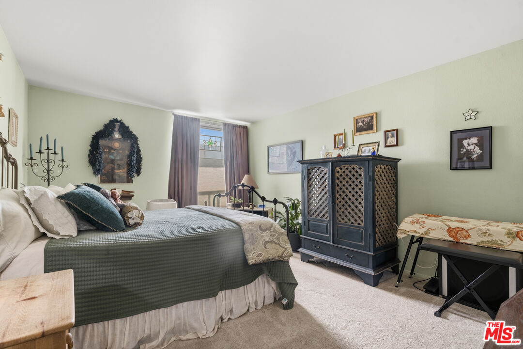 906 N Doheny Dr Unit: 221