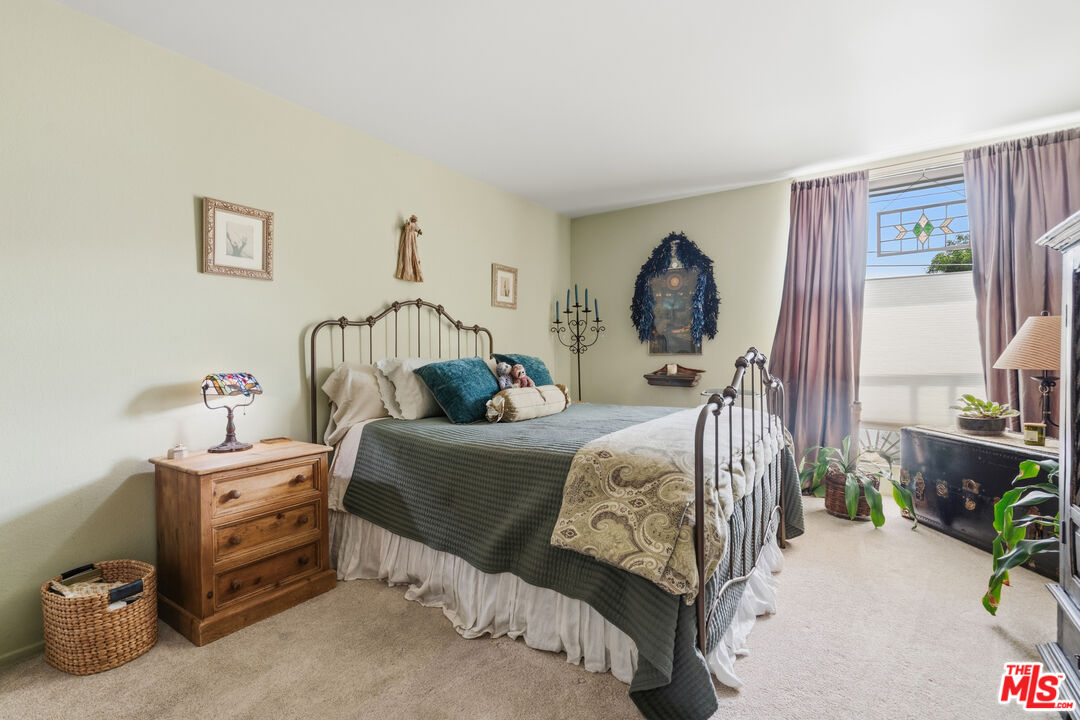 906 N Doheny Dr Unit: 221