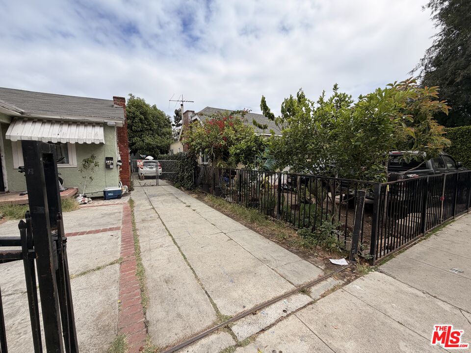 1032 N Ridgewood Pl