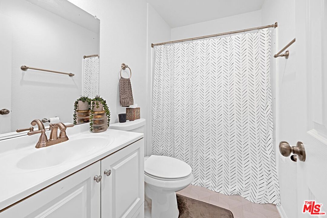 620 W Hyde Park Blvd Unit: 117