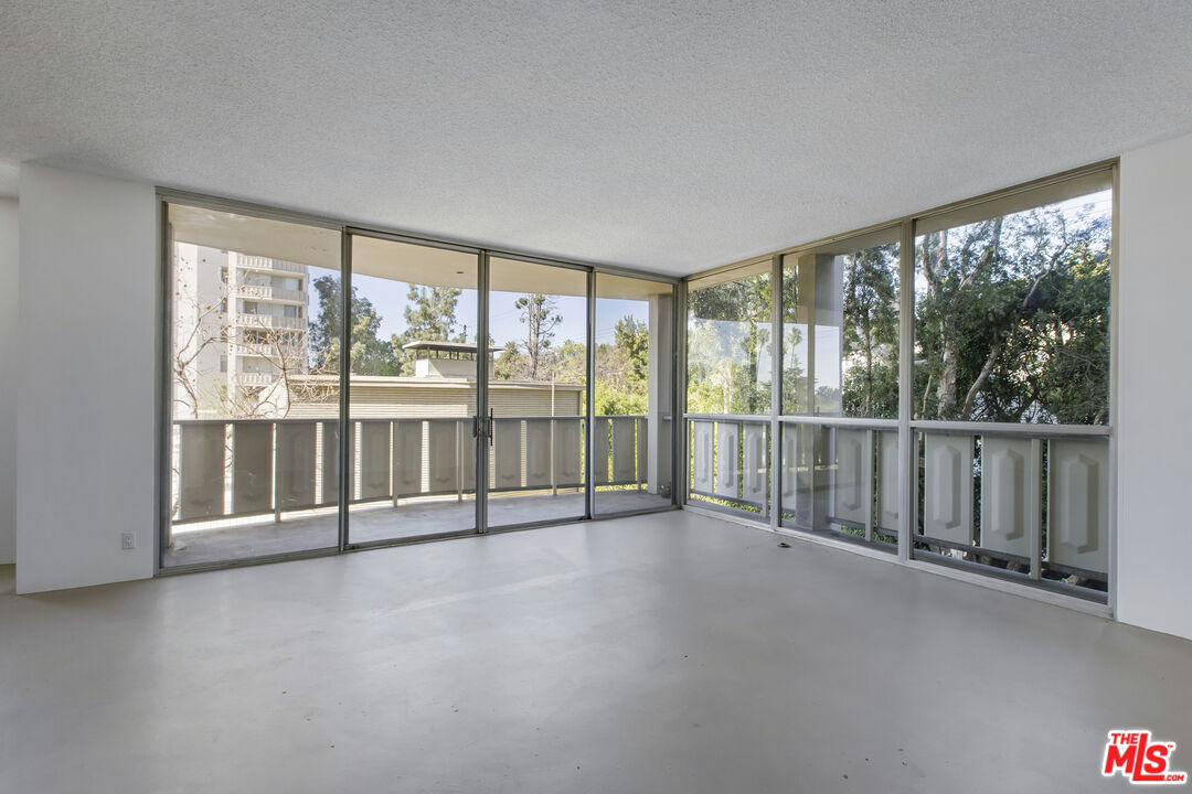 4411 Los Feliz Blvd Unit: 202