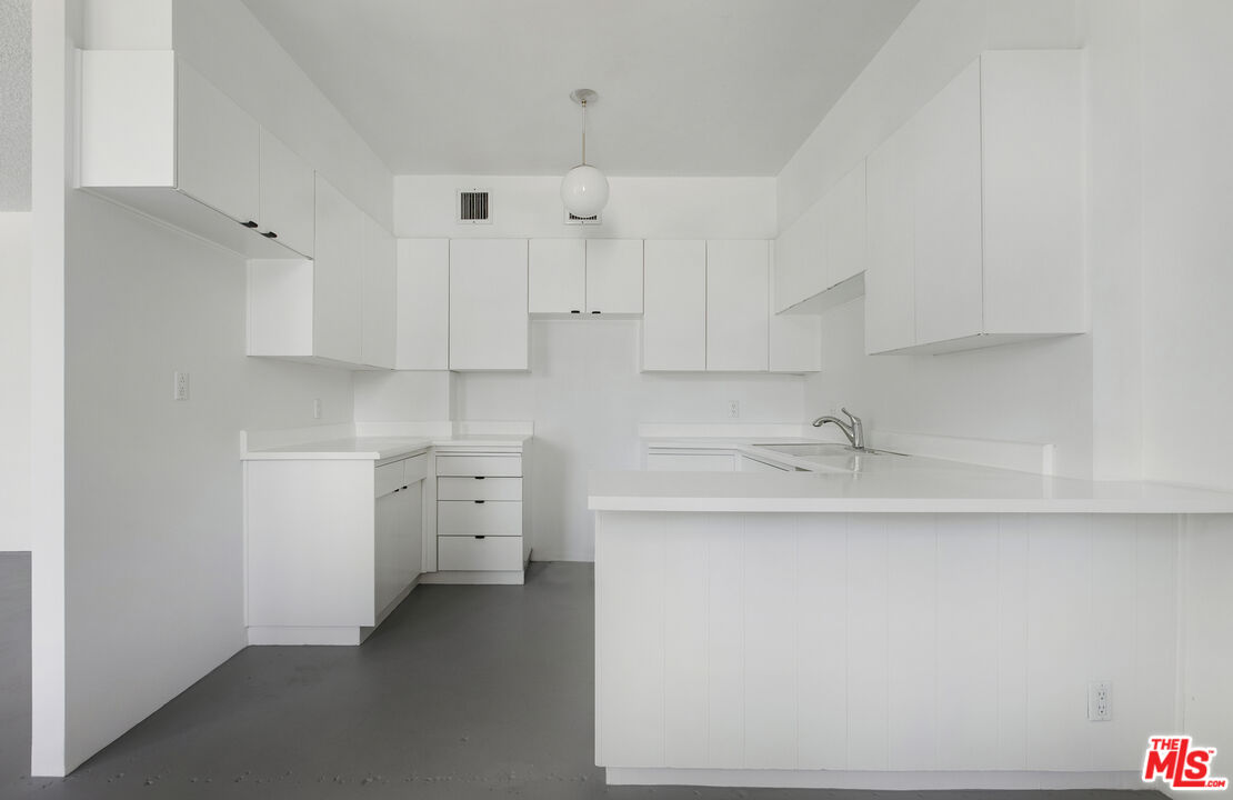 4411 Los Feliz Blvd Unit: 202