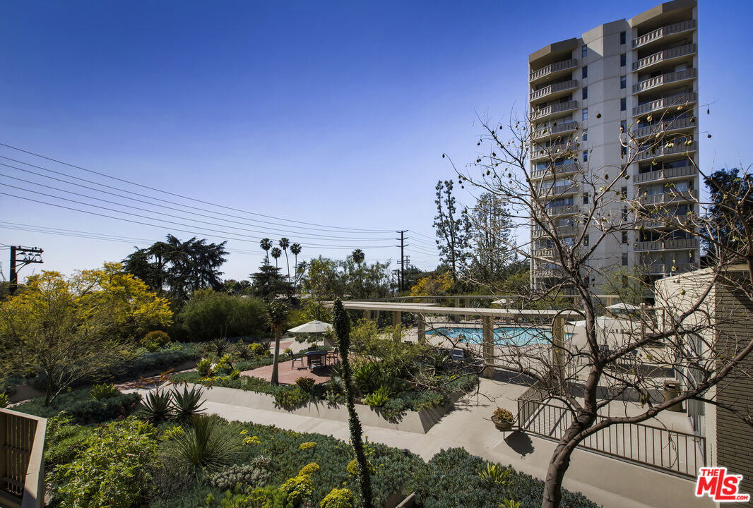 4411 Los Feliz Blvd Unit: 202