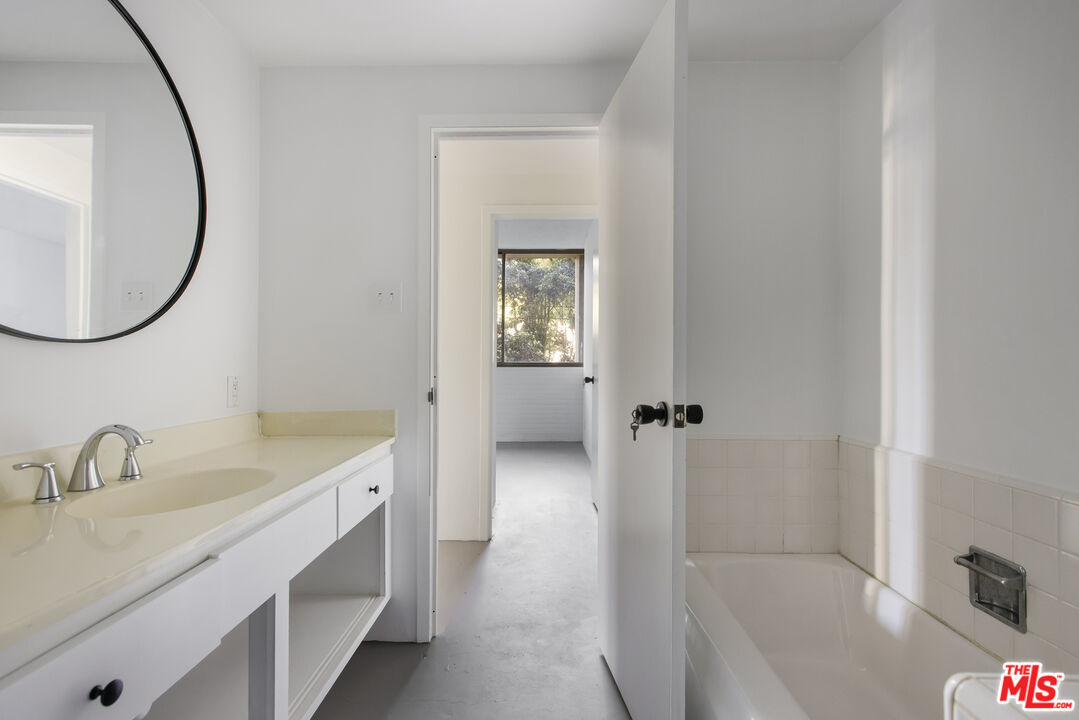 4411 Los Feliz Blvd Unit: 202