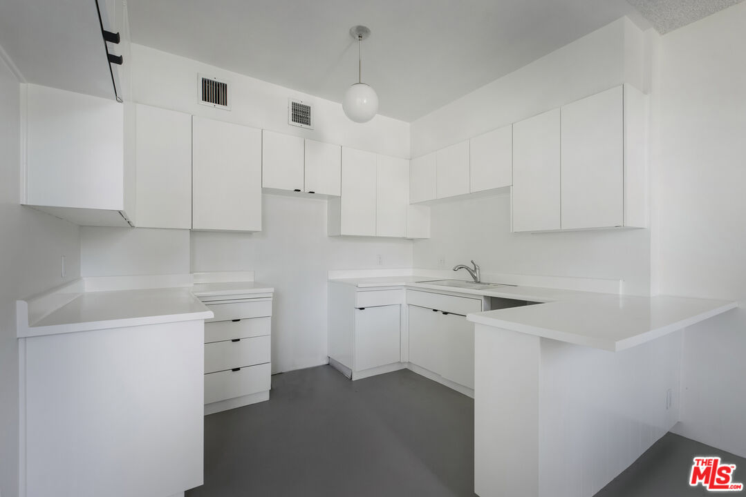 4411 Los Feliz Blvd Unit: 202