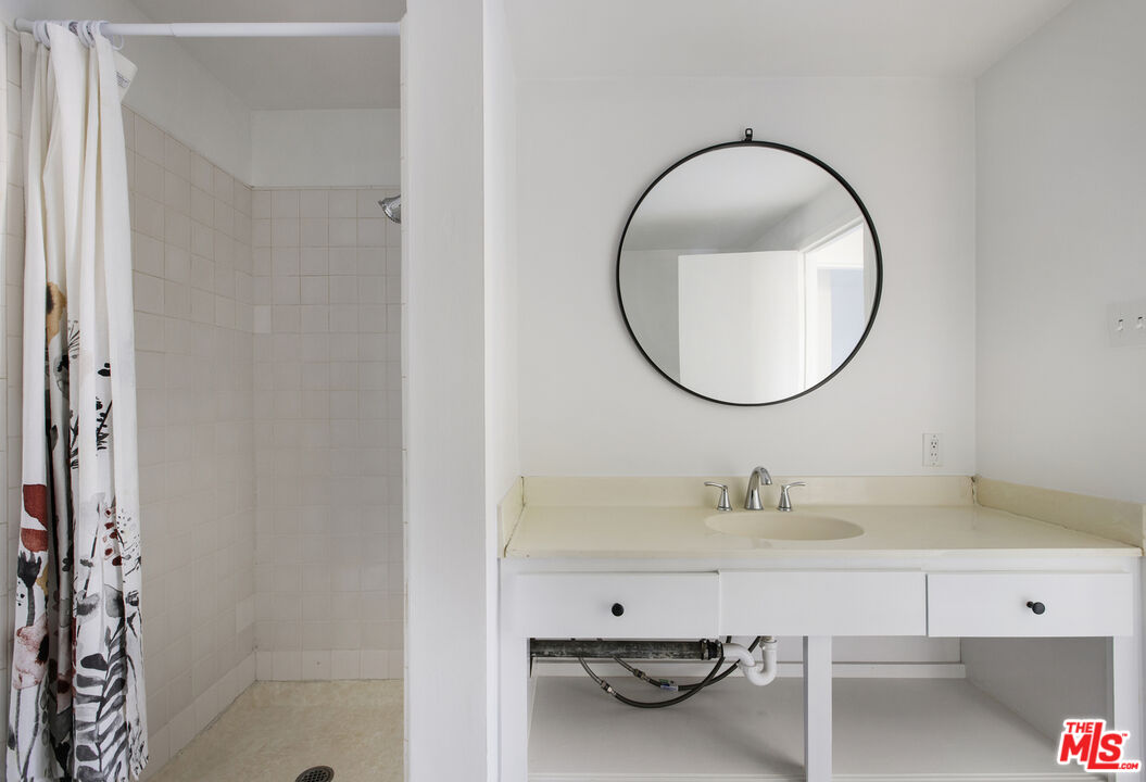 4411 Los Feliz Blvd Unit: 202