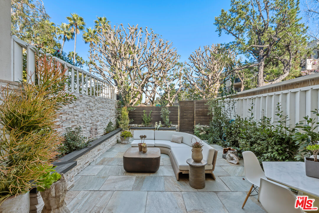 253 S Barrington Ave Unit: D5