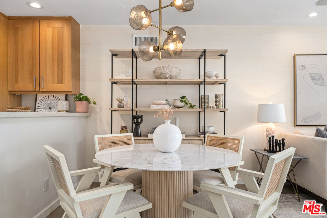 253 S Barrington Ave Unit: D5