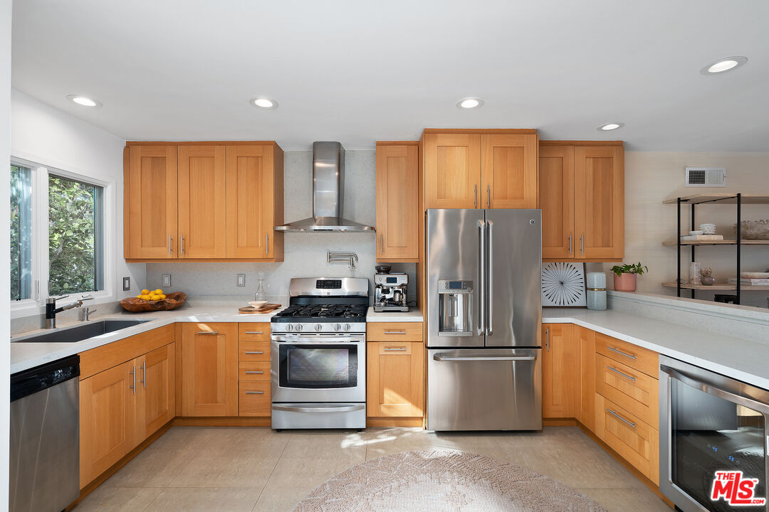 253 S Barrington Ave Unit: D5