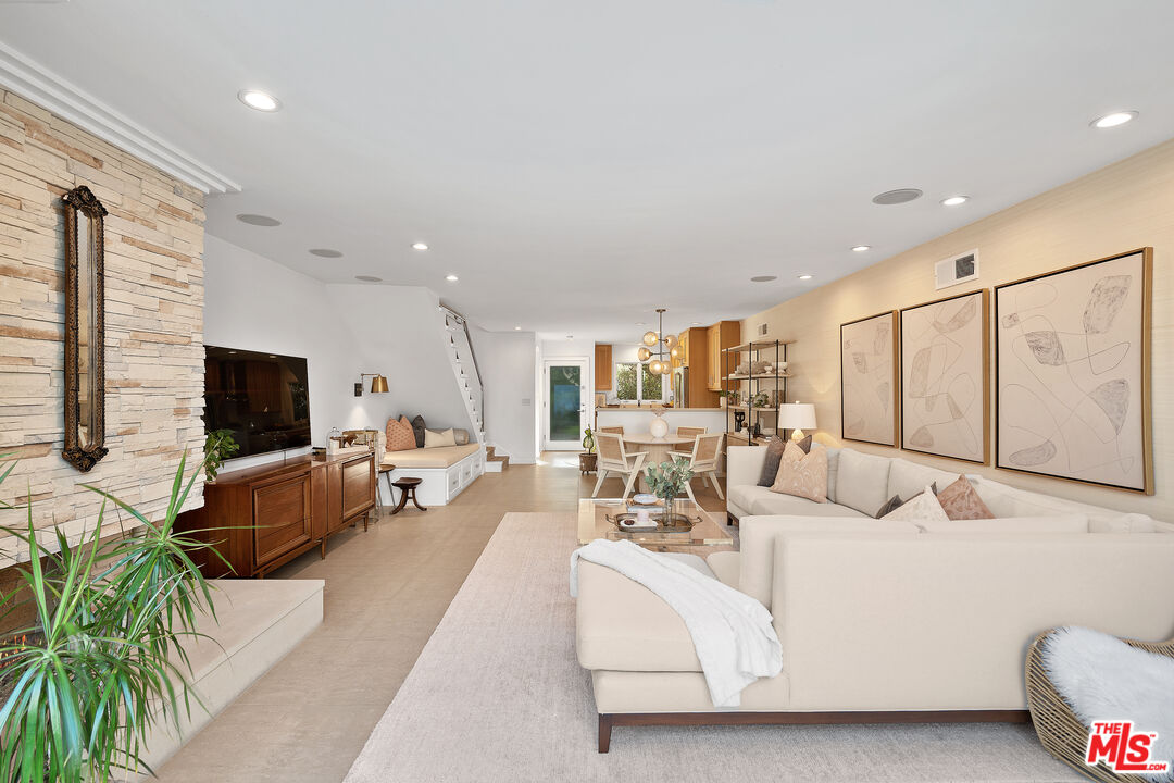 253 S Barrington Ave Unit: D5