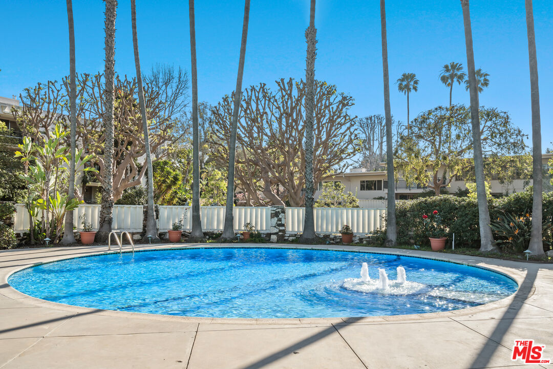 253 S Barrington Ave Unit: D5