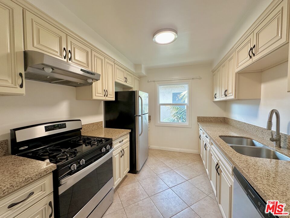 1114 S Sherbourne Dr Unit: 5