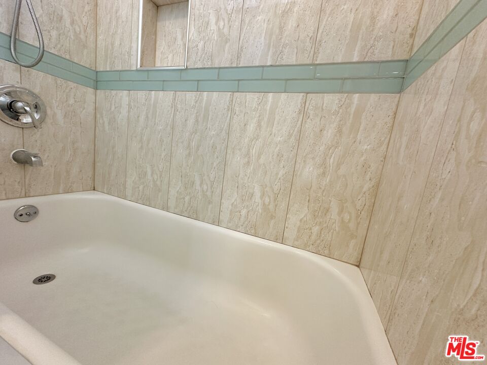 1114 S Sherbourne Dr Unit: 5