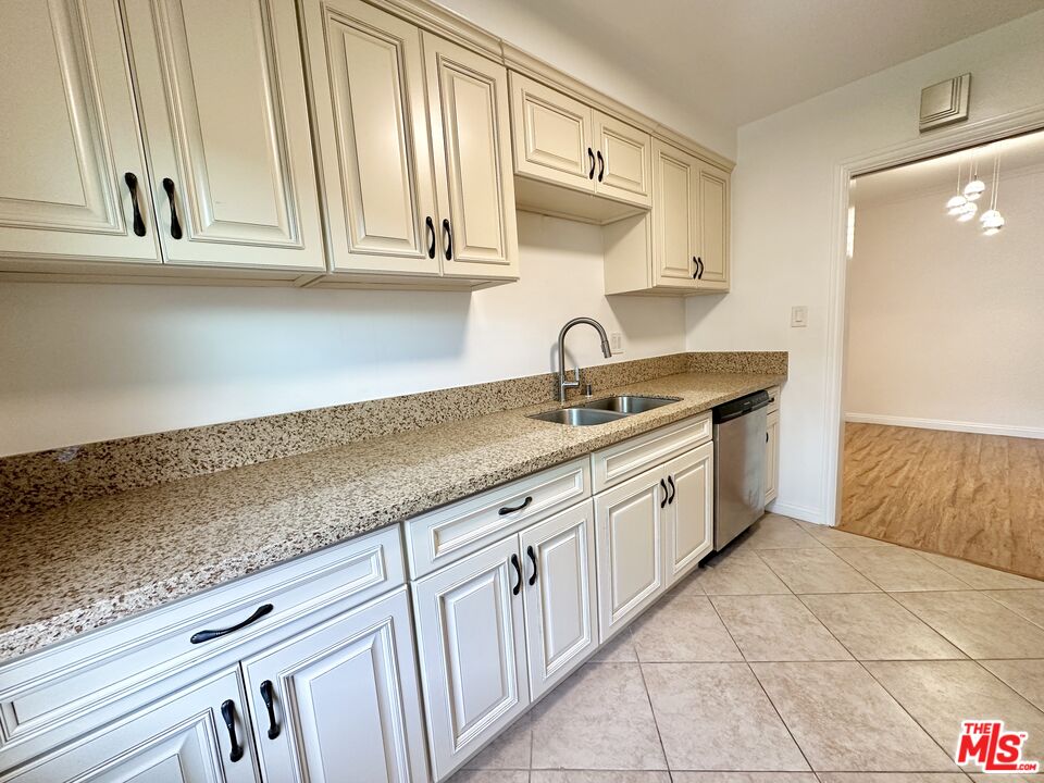 1114 S Sherbourne Dr Unit: 5