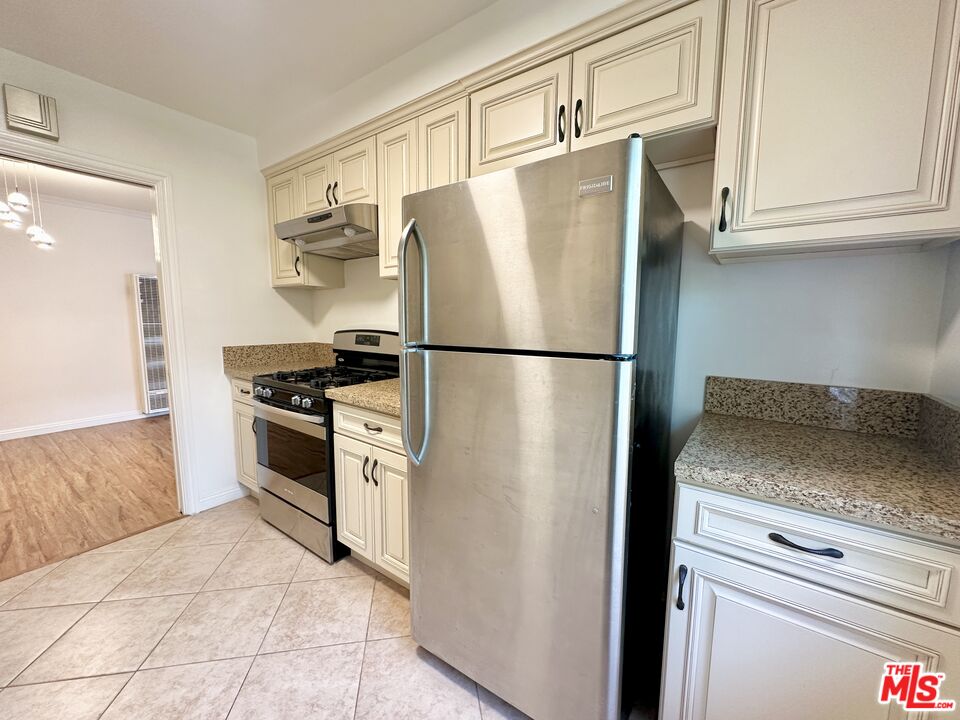 1114 S Sherbourne Dr Unit: 5