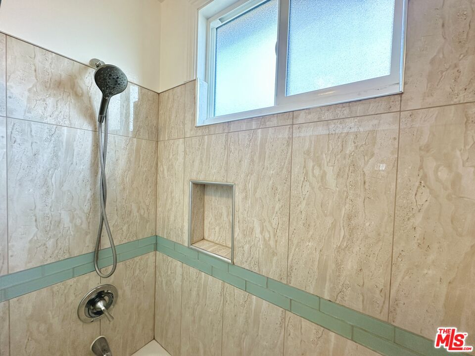 1114 S Sherbourne Dr Unit: 5