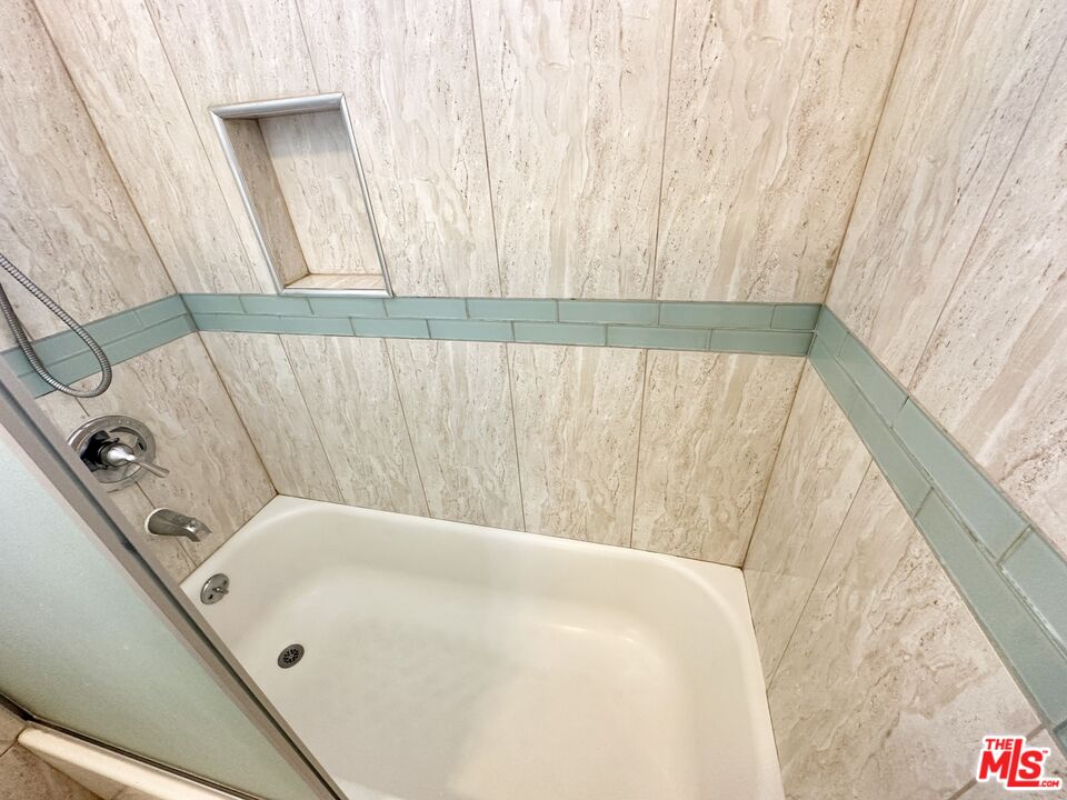 1114 S Sherbourne Dr Unit: 5