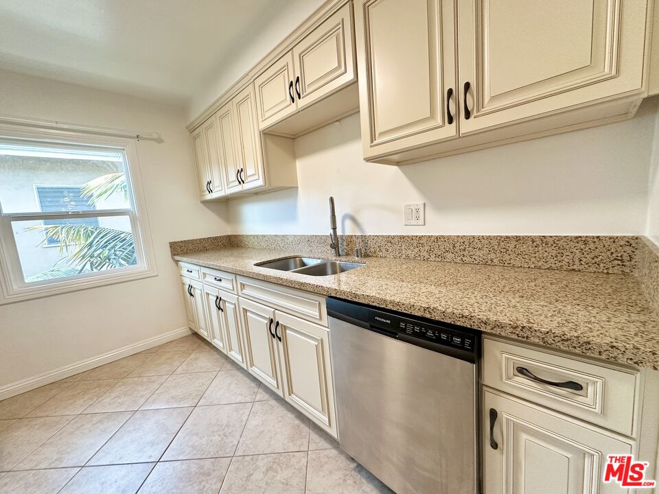 1114 S Sherbourne Dr Unit: 5