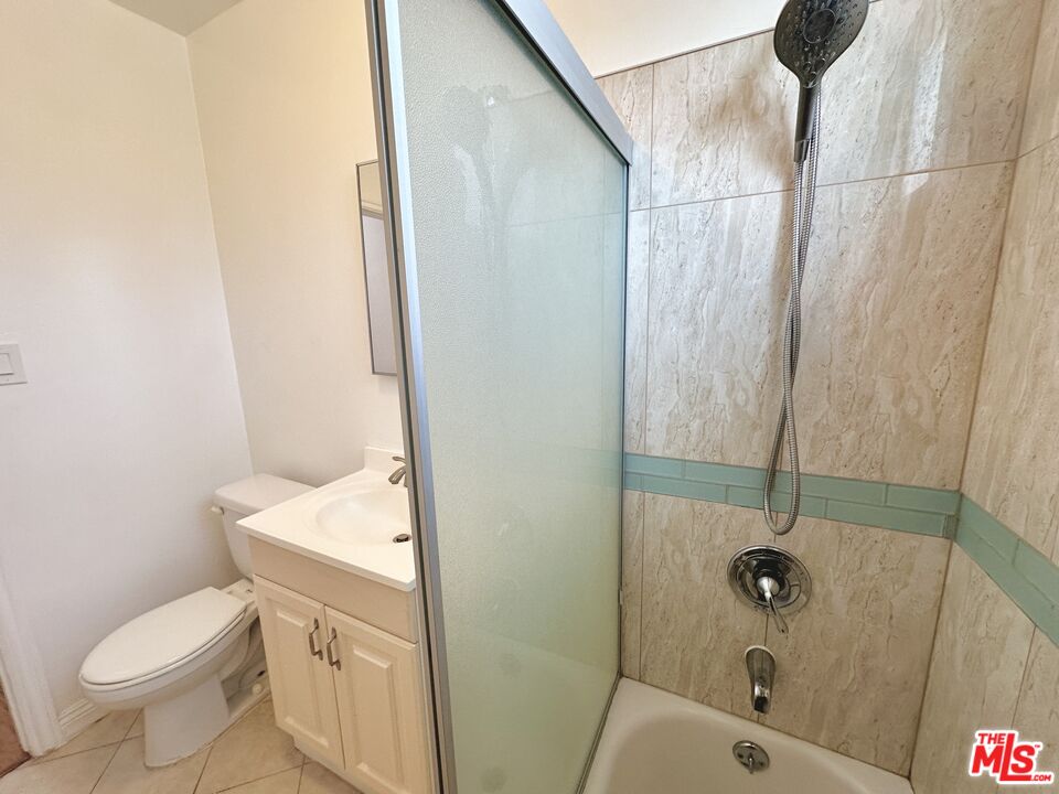 1114 S Sherbourne Dr Unit: 5