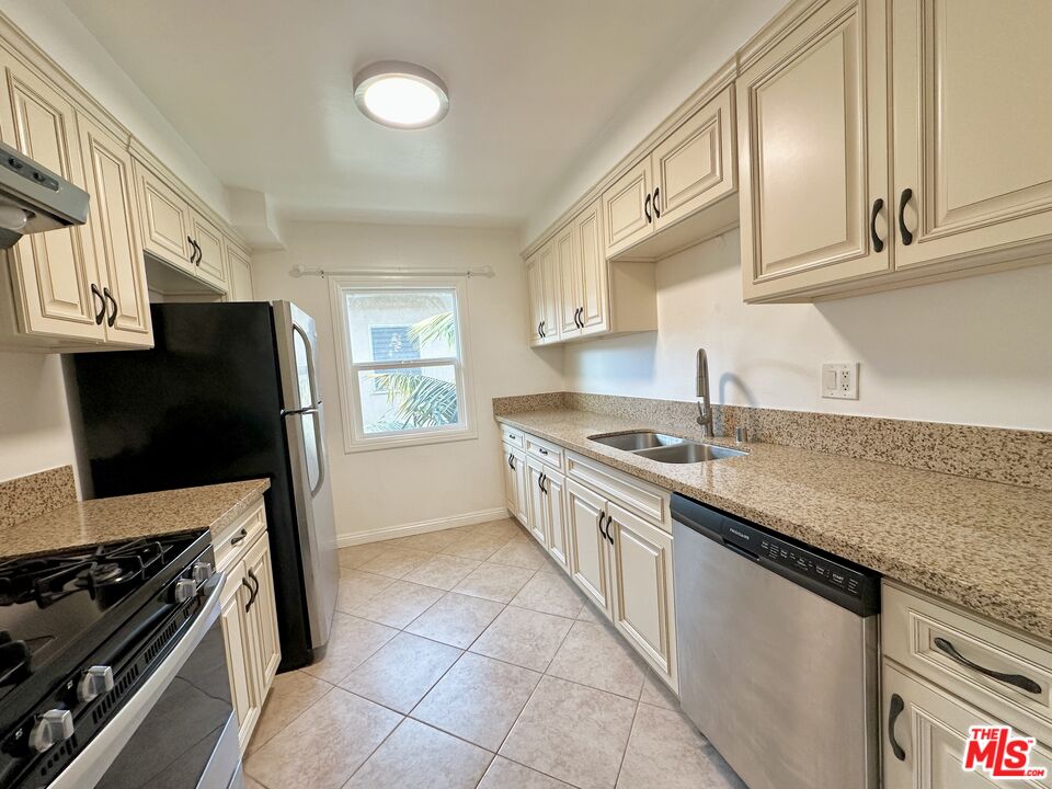 1114 S Sherbourne Dr Unit: 5