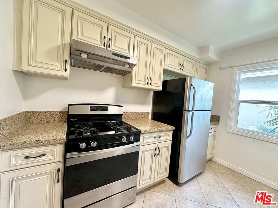 1114 S Sherbourne Dr Unit: 5