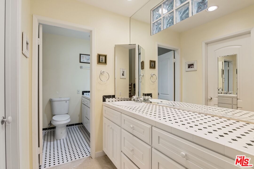 10933 Wellworth Ave Unit: 18