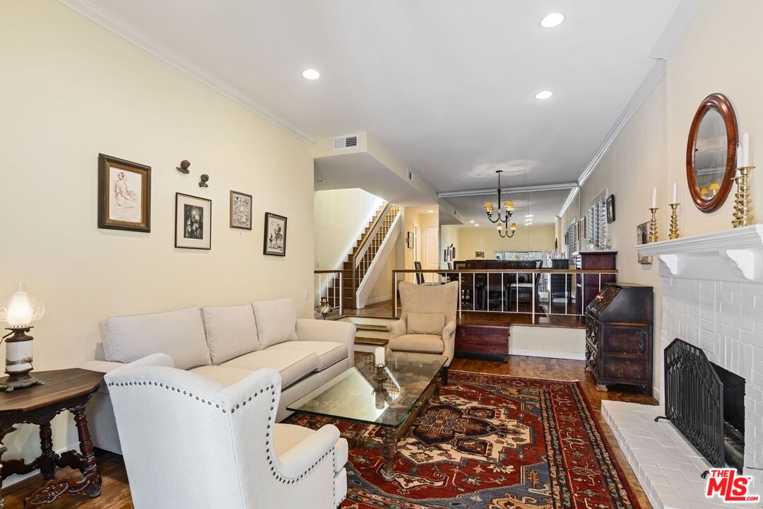 10933 Wellworth Ave Unit: 18