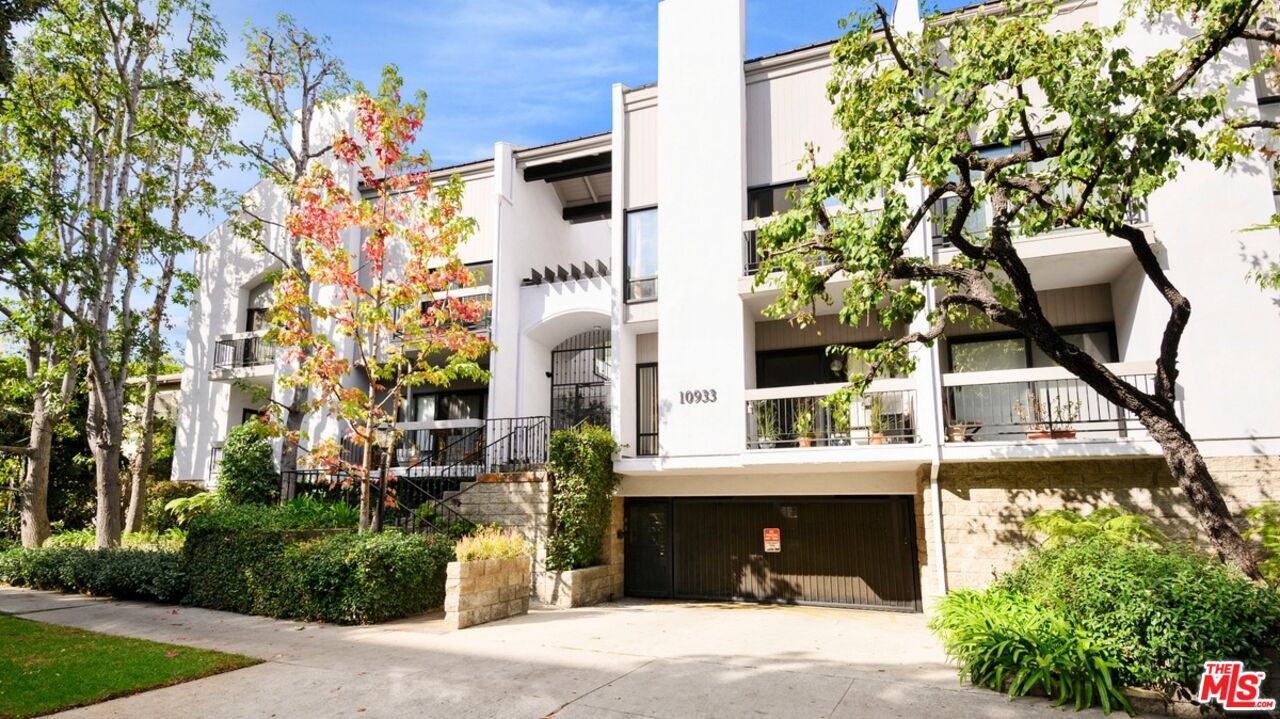 10933 Wellworth Ave Unit: 18
