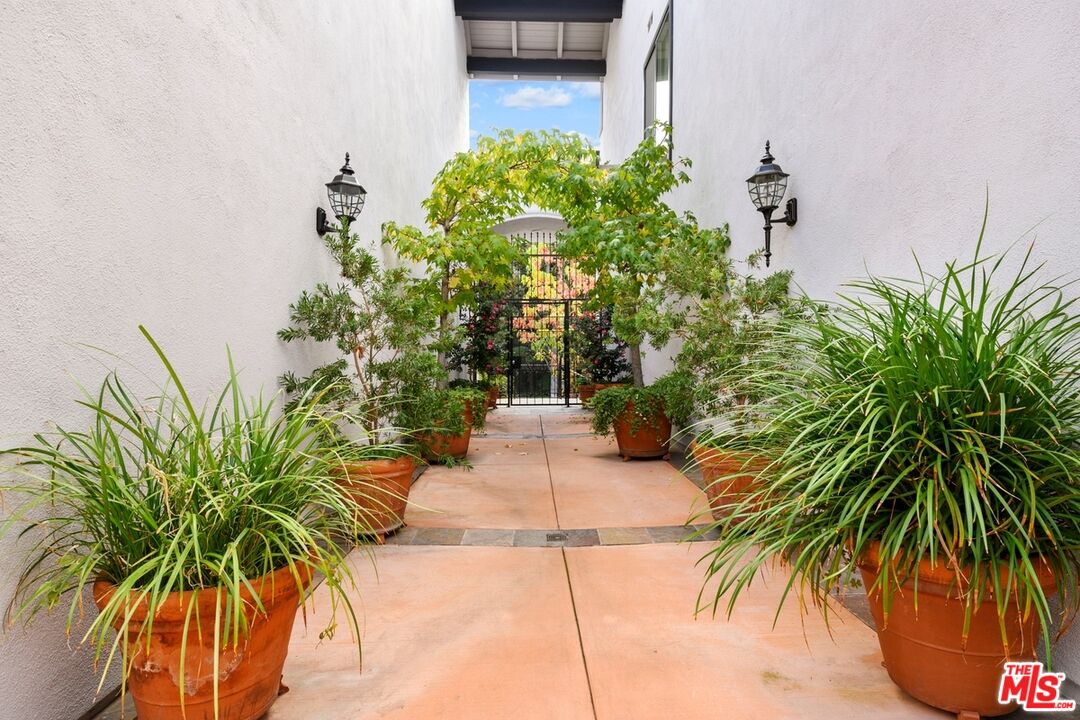10933 Wellworth Ave Unit: 18