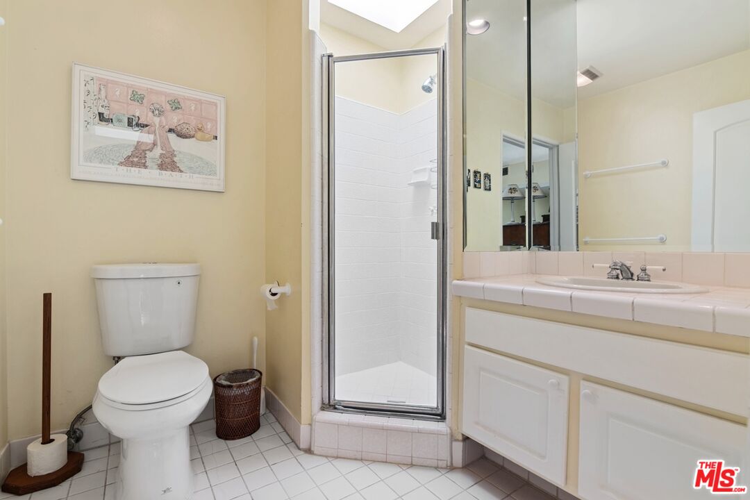 10933 Wellworth Ave Unit: 18