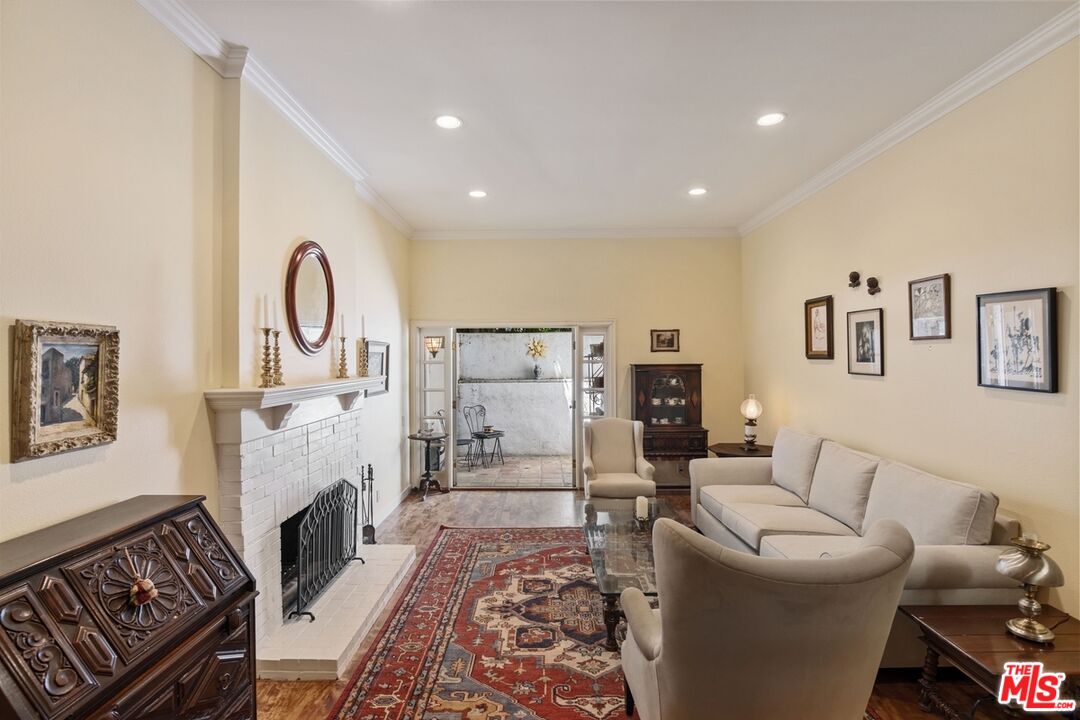 10933 Wellworth Ave Unit: 18