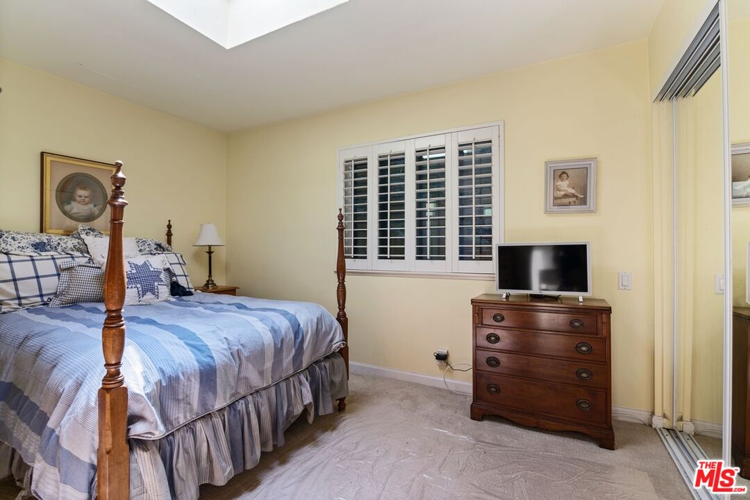 10933 Wellworth Ave Unit: 18