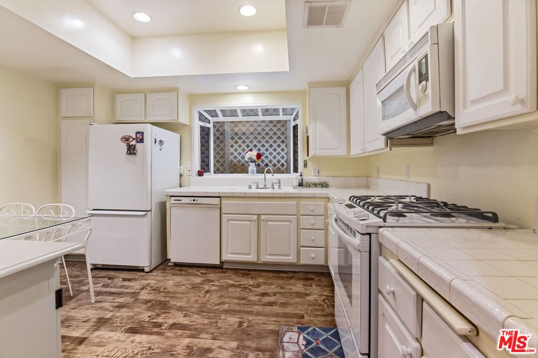 10933 Wellworth Ave Unit: 18