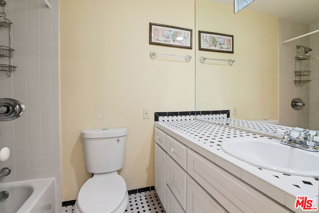 10933 Wellworth Ave Unit: 18