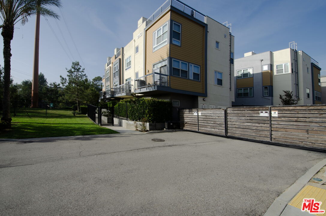 2753 Waverly Dr Unit: 806