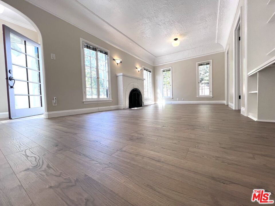 810 N HARPER AVE