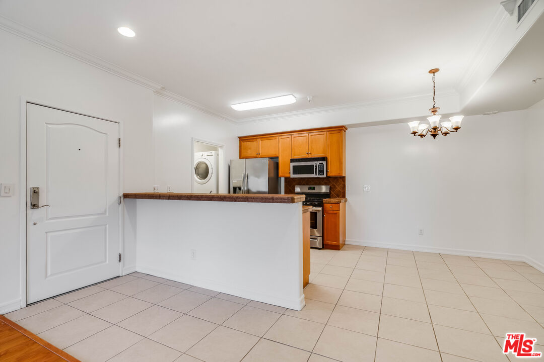 2335 S Bentley Ave
