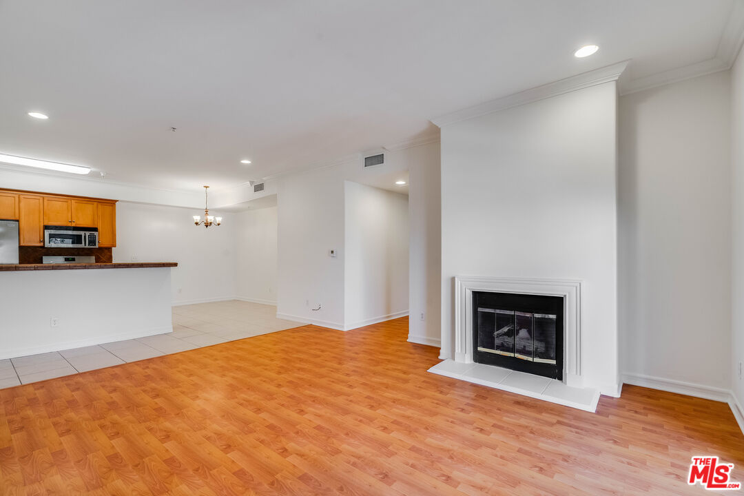 2335 S Bentley Ave