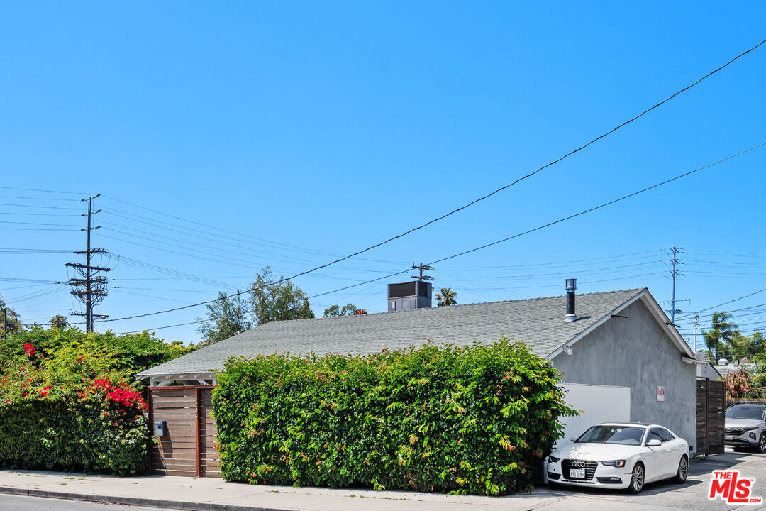 12035 Magnolia Blvd