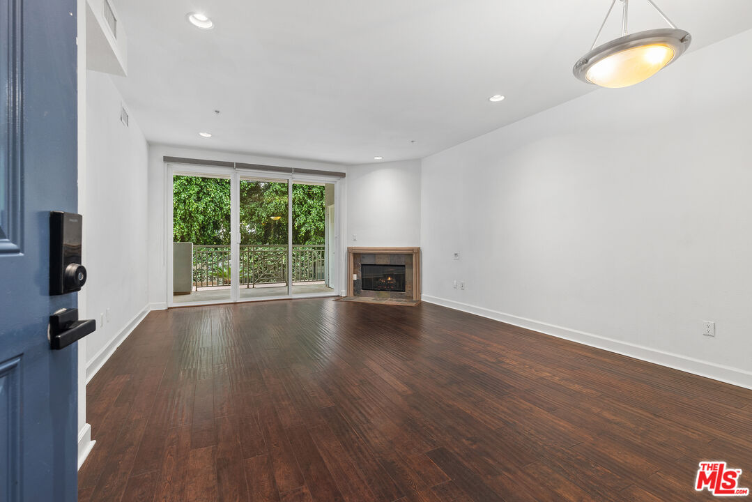 6038 Carlton Way Unit: 106