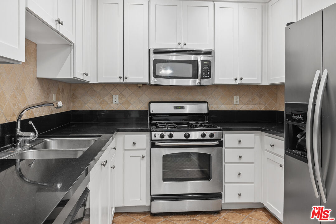 6038 Carlton Way Unit: 106