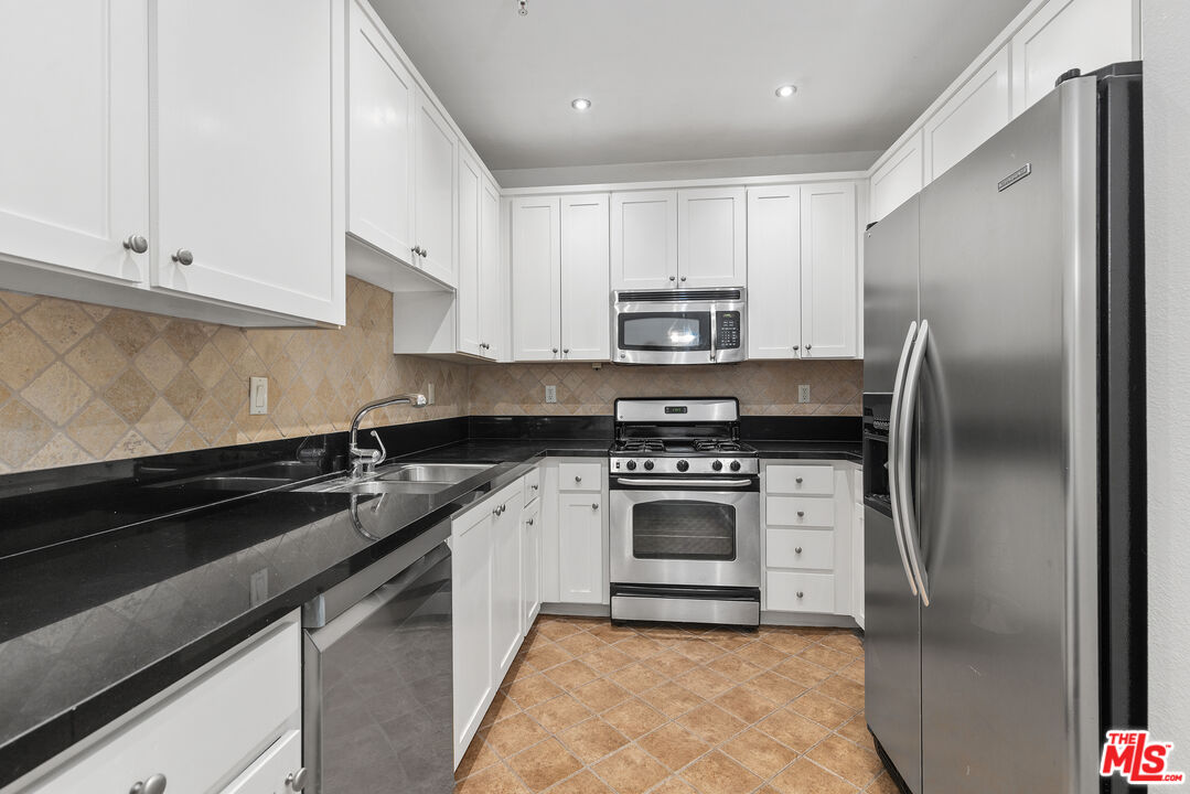 6038 Carlton Way Unit: 106